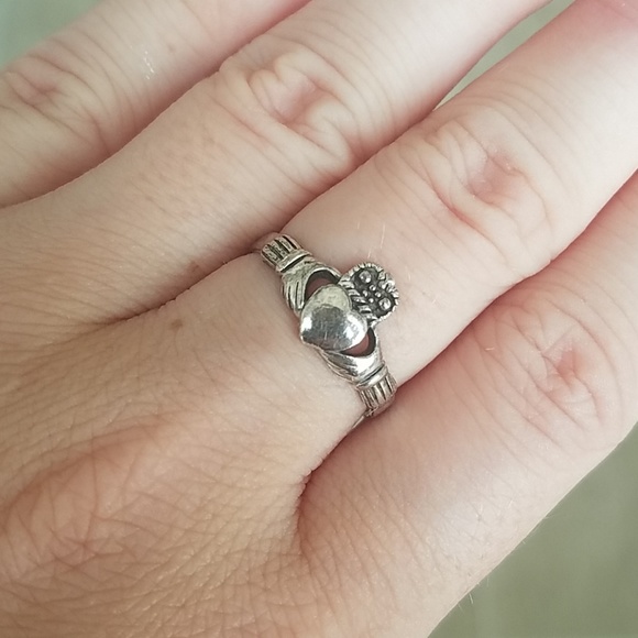Jewelry - Claddagh ring